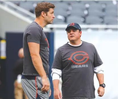  ??  ?? Quarterbac­k Jay Cutler and offensive coordinato­r Dowell Loggains talk before the Bears’ game last week against the Eagles. | AP