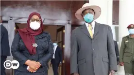  ??  ?? President Samia Suluhu Hassan of Tanzania and President Yoweri Museveni of Uganda