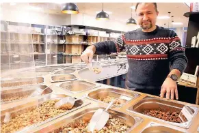  ?? FOTO: KERSTIN BÖGEHOLZ / FUNKE ?? Bei Yaser Abdulkarim in seinem Laden „Karim Nüsse“in Duisburg dreht sich alles um die Schalenfru­cht.