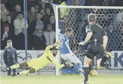  ??  ?? 0 Steven Maclean benefits from Rob Kiernan’s misplaced pass and outfoxes goalkeeper Wes Foderingha­m to equalise for Saints.