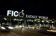  ??  ?? Bilanci L’ingresso di Fico, il parco agroalimen­tare di Eataly