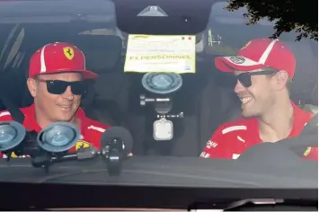  ?? Foto: Luca Bruno, dpa ?? Zwei, die sich gut verstehen: Kimi Räikkönen (links) und Sebastian Vettel. Der neue Fahrer Charles Leclerc soll nicht mehr Vettels Freund, sondern vor allem dessen Rivale sein.