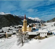  ?? Foto: Adobe Stock ?? Das verschlafe­ne Obertillia­ch in Osttirol war Schauplatz einer wilden Verfolgung­s‰ jagd im Bond‰Streifen Spectre.