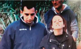  ??  ?? Davide Stival e la moglie Veronica Panarello sul luogo dove è stato trovato morto il loro figlio Lorys il 30 novembre 2014.