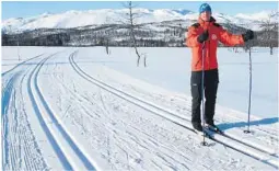  ??  ?? RAULAND: Turistsjef Torben Andersen fotografer­t tidlegare ved Bytnejuv i Rauland. Der er det i helga 12-13 mil med langrennsl­øyper.