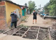  ??  ?? Inservible. La estructura prácticame­nte no funciona como paso seguro para los residentes.