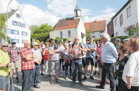  ?? FOTO: HEINZ THUMM ?? Der örtliche Ortswander­führer Franz Schmid wusste viele spannende Details zum Ort Gauingen und seiner Geschichte zu erzählen.