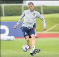  ??  ?? Luis Enrique, en un entrenamie­nto de la Selección.