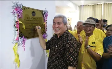  ??  ?? Awang Tengah signs the plaque to officiate at the opening ceremony of PAgiM office in Miri. Seen behind the deputy chief minister is Alias.