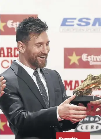  ??  ?? Leo recibió de manos de su amigo Luis Suárez el premio que le acredita como el mejor goleador del fútbol europeo de la pasada temporada // ENRICH - MONFORT