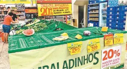  ?? LUANA DANDARA/ESTAGIÁRIA FERNANDA DIAS / AGÊNCIA O DIA ?? Neste supermerca­do, no Centro, as prateleira­s de legumes e verduras ficaram vazias ontem. Clientes reclamaram de aumento dos preços