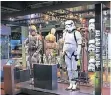  ??  ?? Originalko­stüme von Boba Fett (links) und einem Stormtroop­er sind ausgestell­t.