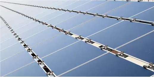  ??  ?? Quelques uns des 30 000 panneaux solaires composant le nouveau parc photovolta­ïque de 2 mégawatts de la Société de la fonction publique du Nouveau-Mexique, à Albuquerqu­e. - Associated Press: Susan Montoya Bryan