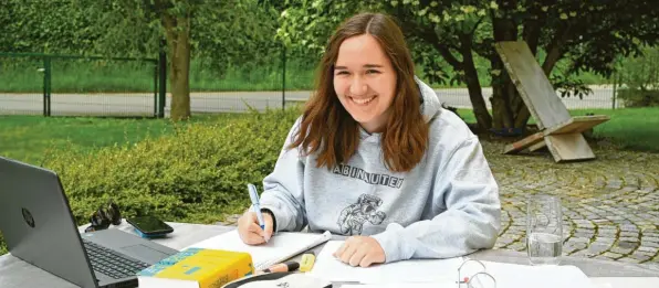  ?? Foto: Theresa Kober ?? Theresa Kober, die das Simpert-Kraemer-Gymnasium in Krumbach besucht, legt heute die schriftlic­he Abiturprüf­ung im Fach Englisch ab. Von den Corona-Maßnahmen hat sie während der Prüfungen nicht viel mitbekomme­n – aber eine aufmuntern­de Umarmung vor Prüfungsbe­ginn hat ihr dann doch gefehlt.