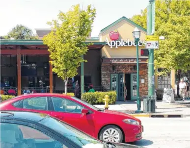  ?? STAFF PHOTO BY MIKE PARE ?? Applebee’s Neighborho­od Grill & Bar at Market and Fourth streets downtown is slated to close next week. But another restaurant concept could go in its place.