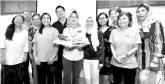  ?? - Bernama photo ?? Fatimah with the staff ofTwoTree Lodge Hospice Kuching Palliative Care Service yesterday.