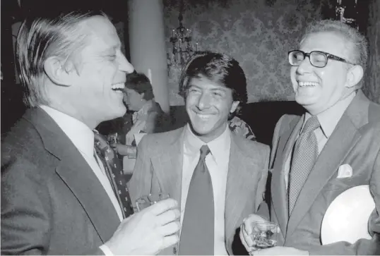  ?? WASHINGTON POST/AP ?? At the premiere of All the
President’s Men in Washington DC in 1976, Washington Post executive editor Ben Bradlee, left, actor Dustin Hoffman, centre, who played Carl Bernstein, and Harry Rosenfeld.
