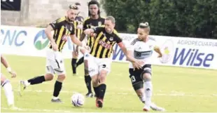  ?? CORTESÍA JOSÉ LUIS PAULINO ?? El atacante Jonathan Faña, de Moca FC, trata de abrirse paso con el balón durante el partido de este domingo ante el selecciona­do de Cibao FC. El partido terminó empatado a cero.