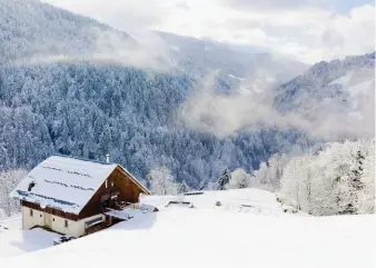  ??  ?? À Saint-Nicolasla-Chapelle, dans le massif du Mont-Blanc, le Chalet Ornella.