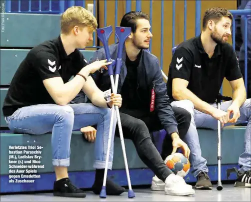  ??  ?? Verletztes Trio! Sebastian Paraschiv (M.), Ladislav Brykner (r.) und Nico Schneider während des Auer Spiels gegen Emsdetten als Zuschauer