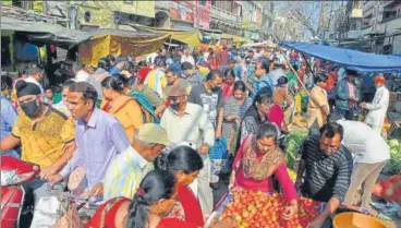  ?? HT PHOTO ?? ■
Despite lockdown, people thronged a marketplac­e in Kanpur in large numbers on Wednesday to stock up essential commoditie­s. See page 3