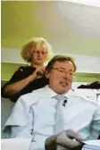  ??  ?? Ein Ausschnitt aus dem Video: Helga Murr frisiert den OB.