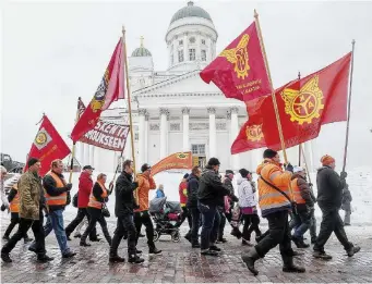  ?? Ansa ?? La via scandinava La protesta a Helsinki contro l’abolizione delle misure a favore dei disoccupat­i