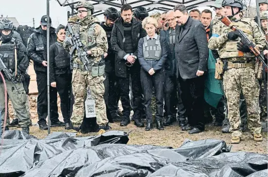  ?? SEènEc AescNAKY / AFs ?? La presidenta de la Comissió Europea, Von der Leyen, i el cap de la diplomàcia europea, Josep Borrell, davant la fossa de Butxa