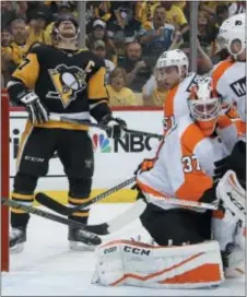  ?? GENE J. PUSKAR — THE ASSOCIATED PRESS ?? Penguins captain Sidney Crosby, left, yells to the hockey gods after missing a shot at an open net behind Flyers goalie Brian Elliott in the final seconds of the second period Friday night at PPG Paints Arena in Pittsburgh.