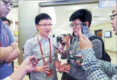  ?? WANG ZHUANGFEI / CHINA DAILY ?? Chen Zhou (second left), CEO of social media platform YY Inc, interacts with journalist­s at the Boao Forum for Asia on Friday.