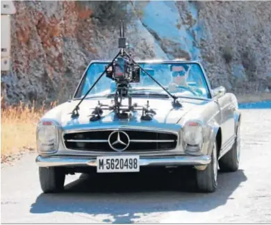  ?? A. A.. ?? El actor Javier Rey conduce un Mercedes por el paraje de Cerro Gordo durante el rodaje de ‘La casa del caracol’.