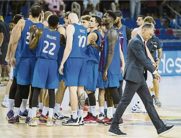  ?? FOTO: PERE PUNTÍ ?? Sarunas Jasikevici­us se retira del partido contra el Breogán, con su equipo a sus espaldas celebrando una sufrida victoria