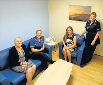  ?? Dickie Felton ?? Cheryl and Lisa from Community Link Foundation with hospital staff in the new relatives’ room