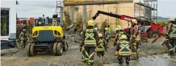  ?? ?? Wie in einem Horrorfilm: Einsatzkrä­fte am Tag des Unglücks auf einer Baustelle in Denklingen.