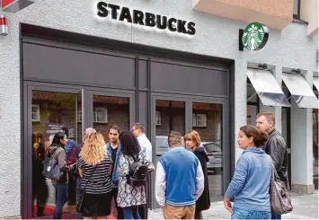  ?? Fotos: Horst Hörger (1), Sebastian Mayr (3) ?? Zwei Handvoll Starbucks Fans warten schon vor der Eröffnung der Filiale am Münsterpla­tz. Der große Ansturm, den es in anderen Städten gab, bleibt in Ulm aber aus.