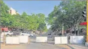  ?? RAVI KUMAR/HT ?? ■
Despite the colony being declared a containmen­t zone, residents continue to flout social distancing rules, say police.