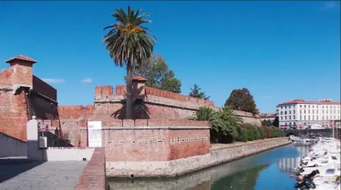  ??  ?? Derrière les murs épais en brique rouge de la Fortezza Nuova (Nouvelle Forteresse), construite ausiècle, se trouve aujourd’hui un grand parc public.