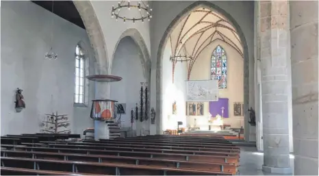  ?? FOTO: BERTHOLD RUESS ?? Die Kirche St. Georg in Riedlingen bleibt an den Feiertagen weitgehend leer. Die Gottesdien­ste finden im Freien statt.