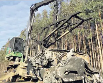  ??  ?? ► Tres camiones fueron quemados en Curanilahu­e, Región del Biobío.