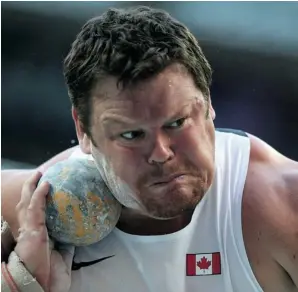  ?? ADRIAN DENNIS/GETTY Images ?? Canada’s Dylan Armstrong captured his second straight medal with a season-best 21.34 metre
toss in the shot put final for bronze at the world championsh­ips in Moscow on Friday.