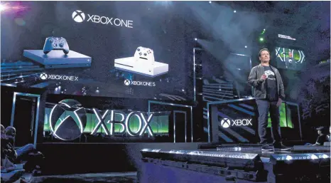  ?? FOTO: DPA ?? Phil Spencer, Leiter der Sparte für Unterhaltu­ngsprodukt­e von Microsoft, stellt auf der Games-Konferenz E3 die Xbox One X vor.