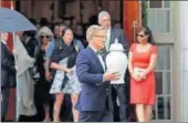  ?? AP ?? ▪ A funeral director carries the remains of Kate Spade from a church in Kansas City, Missouri, on Thursday.