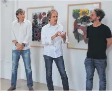  ??  ?? Die Künstler: Bodo Korsig, Bernd Schwarting und Menno Fahl bei der Vernissage.