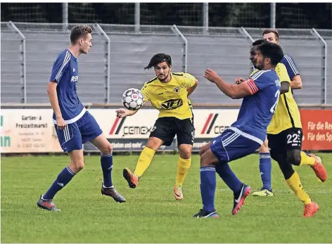  ?? RP-FOTO: MARKUS VAN OFFERN ?? Hö.-Nie-Angreifer Can Yilmaz (Bildmitte) hat in dieser Saison noch nicht getroffen. Nächste Gelegenhei­t: am Sonntag beim FC Kray