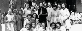  ??  ?? Simone de Beauvoir avec ses élèves du lycée Montgrand à Marseille, où elle enseigna de 1931 à 1943.