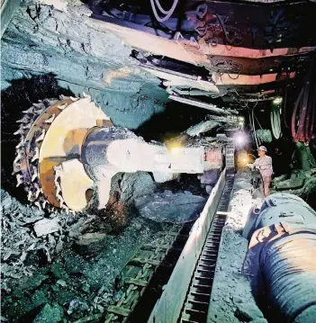  ?? FOTO: RAG ?? Sechs Tonnen schwer ist der Hobel, der bei Prosper Haniel in 1200 Metern Tief die Steinkohle abbaut. Er wird von der Leitwarte über Tage gesteuert. Die Bergleute unter Tage kontrollie­ren und reparieren.