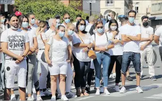  ??  ?? Sur leurs front plissés, le regard est hagard, ils se recueillen­t en silence