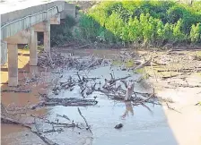  ??  ?? El arrastre de sedimentos es una realidad inherente al Pilcomayo, de allí la inversión en la limpieza de los canales.