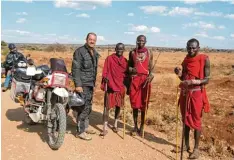  ?? Foto: Grieser ?? Franz Grieser aus Landmannsd­orf erkundet mit seinem Motorrad Orte, die kaum ein Tourist je erreicht. In Kenia begegnete er auch den Massai.