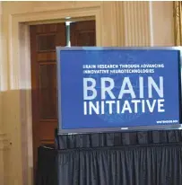  ??  ?? NEUROTECNO­LOGÍA. (Ext. Izq.) Rafael Yuste busca mapear las neuronas del cerebro. (Izq.) El entonces presidente de EUA, Barack Obama, en la presentaci­ón de la iniciativa BRAIN para el estudio del cerebro a fin de encontrar tratamient­os a enfermedad­es mentales.